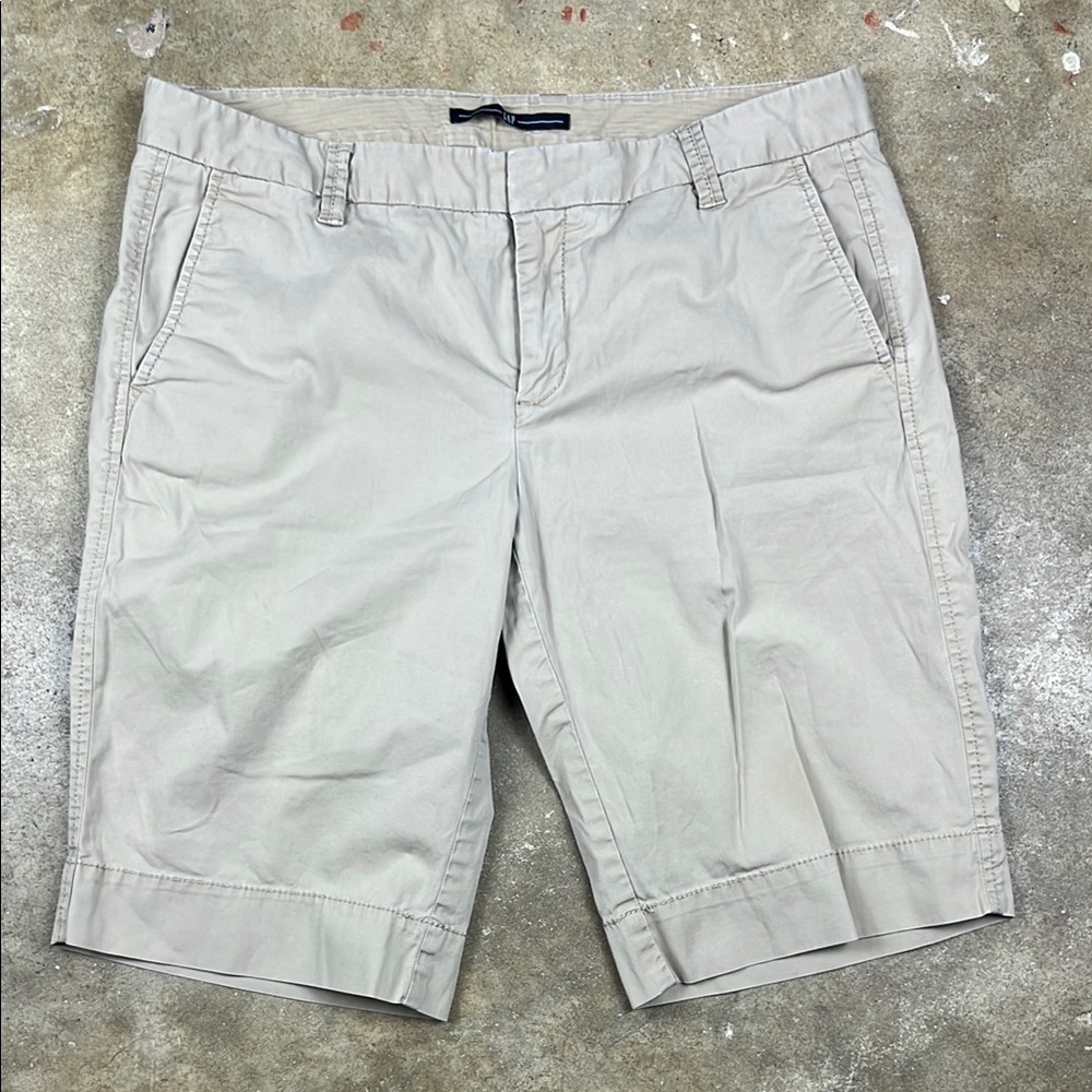 GAP Tan Flat Front Bermuda Shorts
Size: 8
